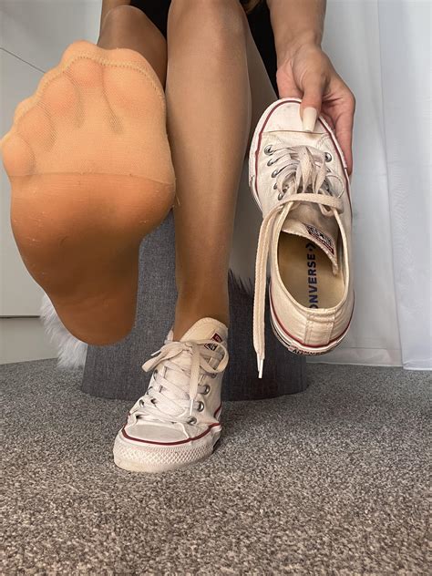 Honey Crest worships large soles : r/FootWorship